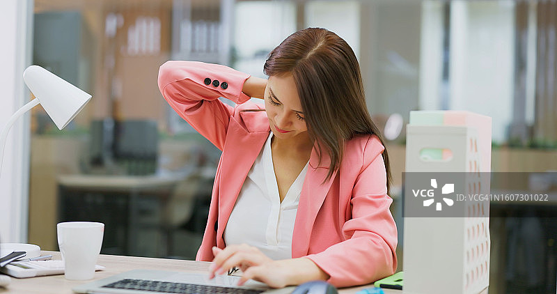 女人肩膀疼痛图片素材