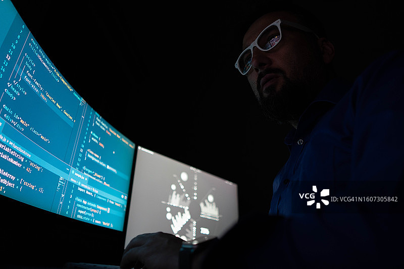 IT工程师在电脑上工作图片素材