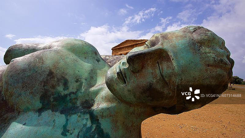 坠落的伊卡洛斯青铜雕像，细节，头部，协和神庙，神庙谷，阿格里真托，西西里岛，意大利图片素材