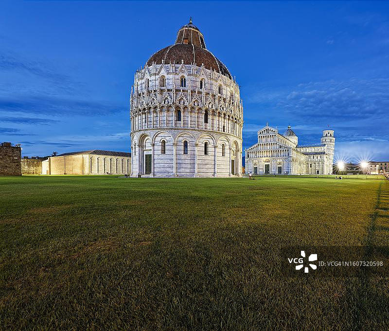 傍晚的比萨墓园、洗礼堂、比萨斜塔、主教座堂、奇迹广场、比萨图片素材