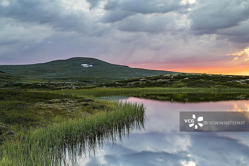 挪威哈当厄尔高原的湖泊景观图片素材