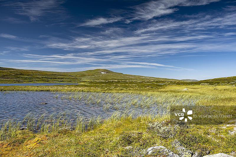 挪威哈当厄尔高原上的湖泊图片素材
