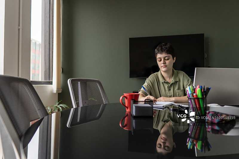 在共享办公空间工作的自闭症女性图片素材