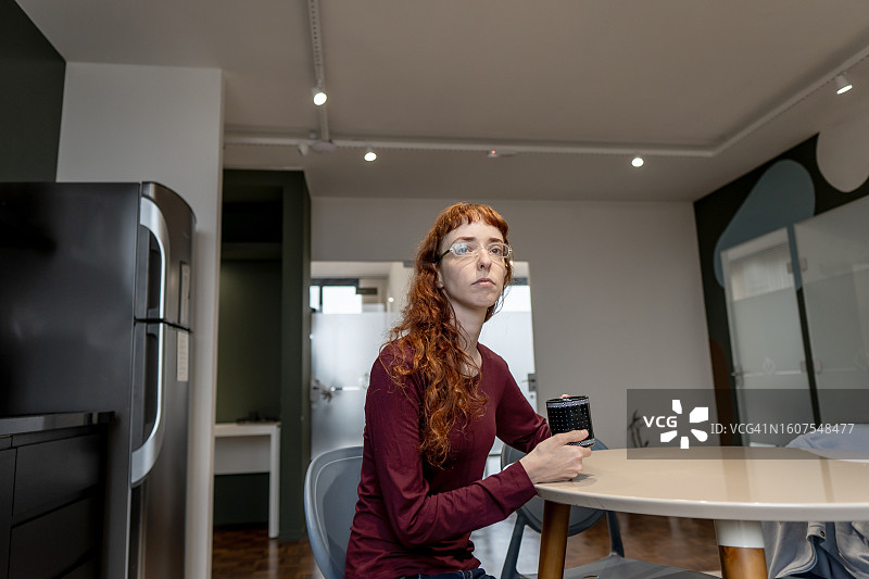 拿着咖啡杯的女人图片素材