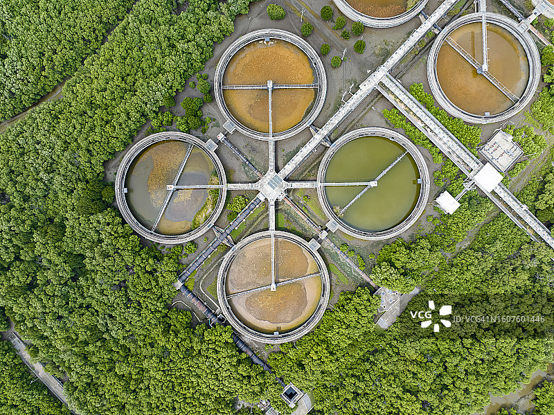 红树林中的大型废水处理池鸟瞰图，用于在将水排放到海中之前进行管理，以保护环境图片素材