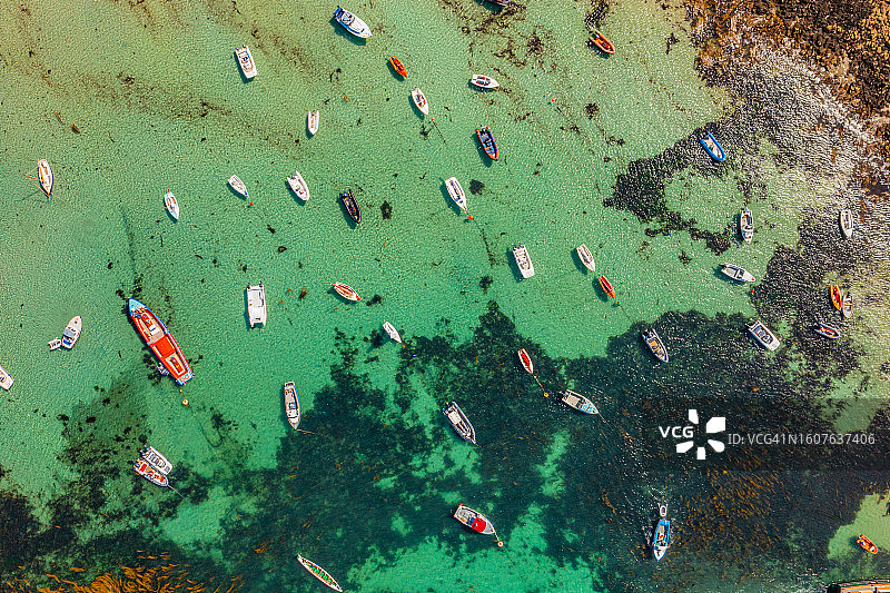 停泊在英国锡利群岛圣艾格尼丝岛的船只图片素材