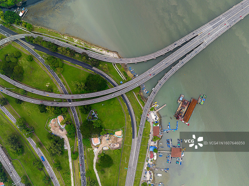 连接乔治市和马来西亚槟城州北海的槟威大桥交通航拍图片素材
