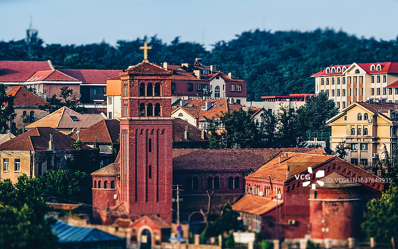 倾斜移轴效果下的青岛圣保罗教堂，山东省，中国图片素材