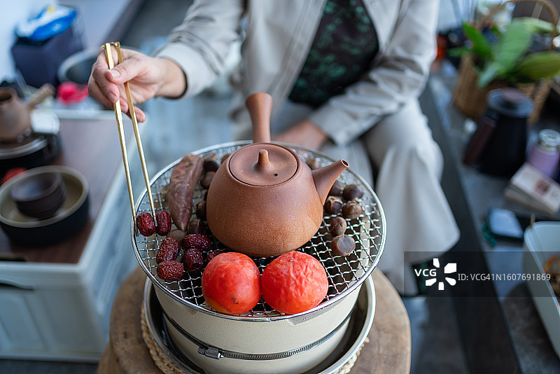 阳台上的烤箱正在烘烤食物图片素材