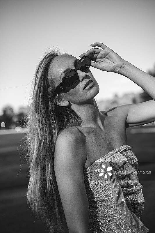 黑白照片：夕阳下的年轻女子图片素材