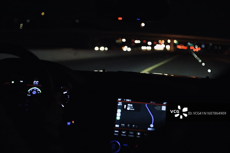 后座乘客在黑暗中观看乘车图片素材