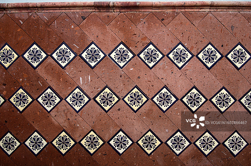 带有橙色砖块和花卉瓷砖的殖民建筑外墙图片素材