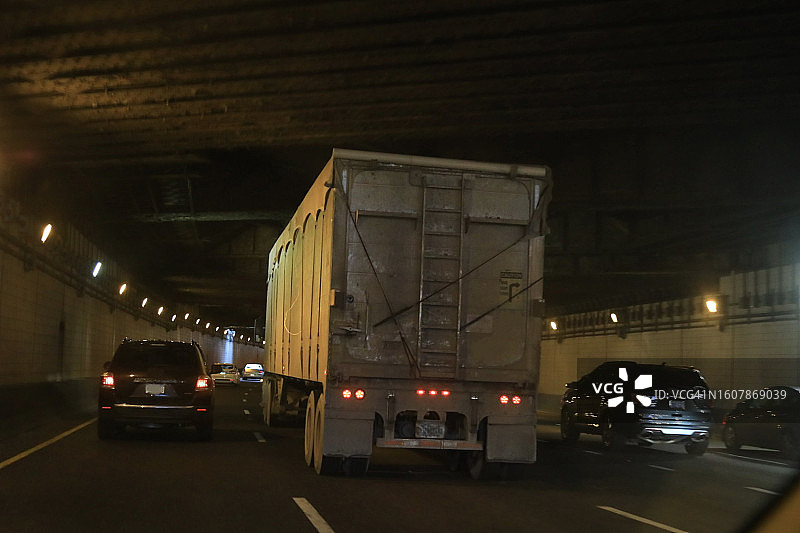 黑暗的地下隧道交通拥堵图片素材