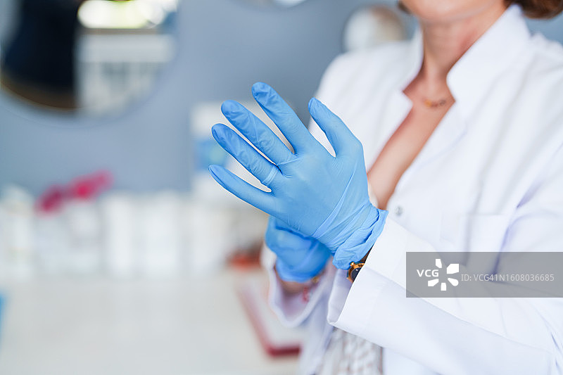 女医护人员在诊所戴着丁腈手套图片素材