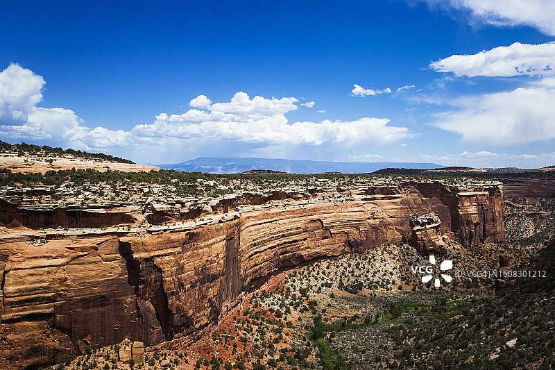 美国科罗拉多州纪念碑公园峡谷的落石图片素材