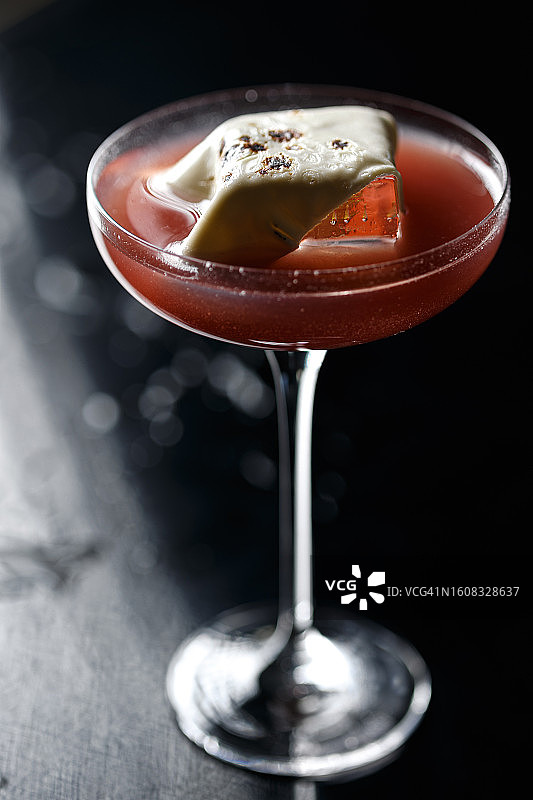 装饰精美的红色鸡尾酒照片图片素材