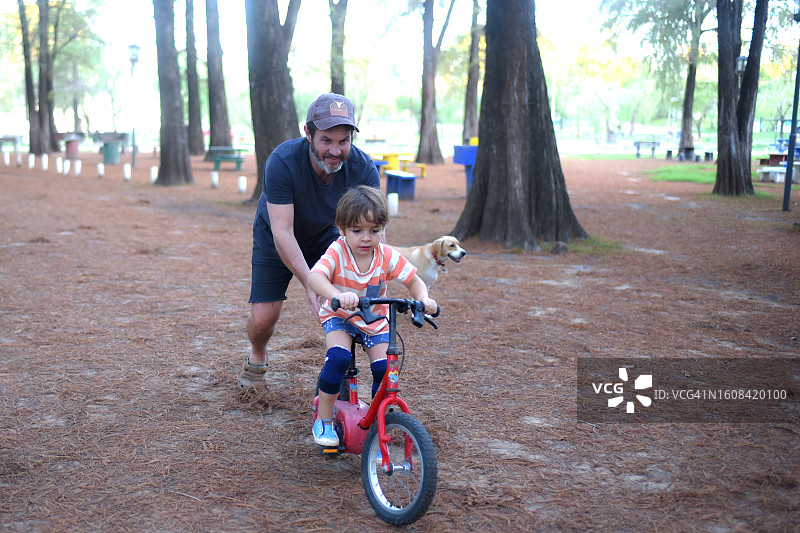 父亲和儿子一起骑自行车图片素材