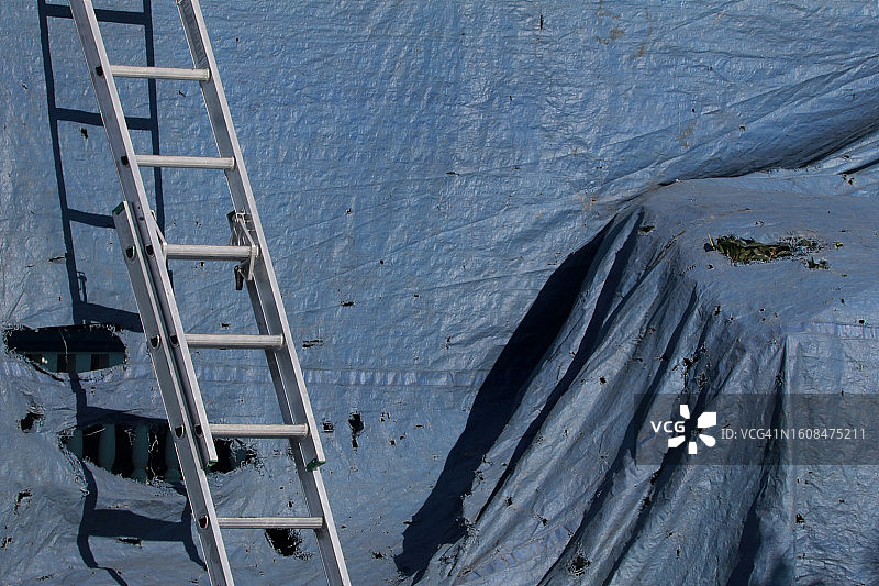 防水布覆盖的建筑翻新工程图片素材