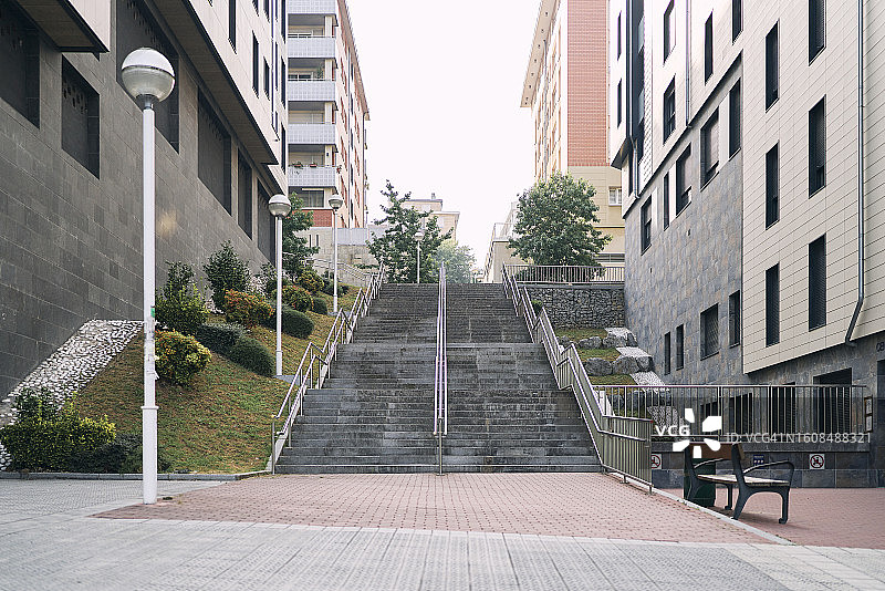 建筑物外的街道，背景有楼梯和灯柱图片素材