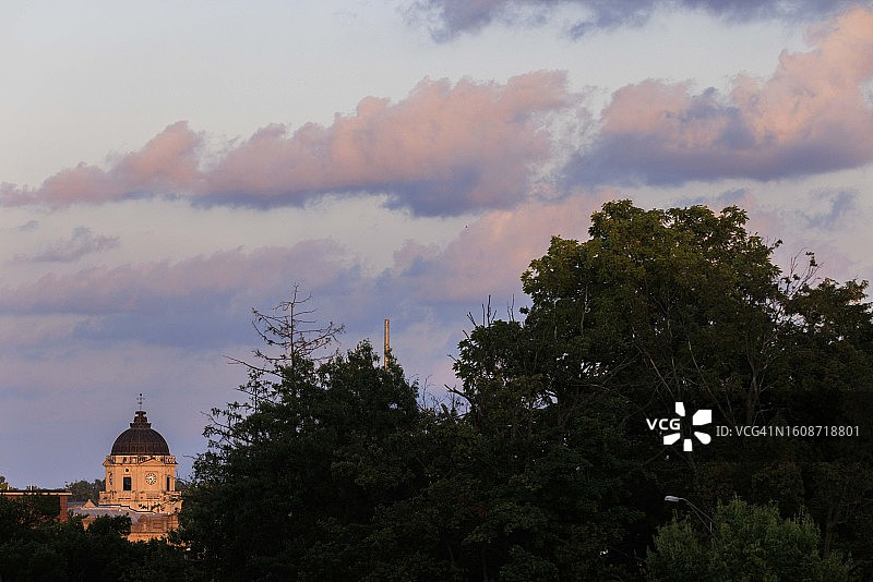 印第安纳州布卢明顿市中心及法院的城市景观图片素材