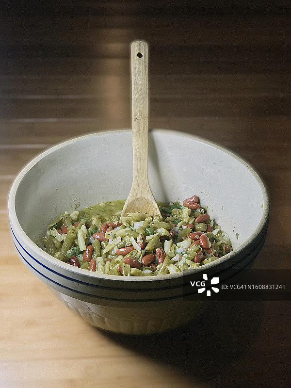 复古碗里的三豆沙拉图片素材