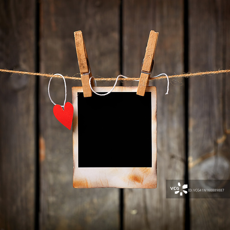复古照片和红色纸质爱心图片素材