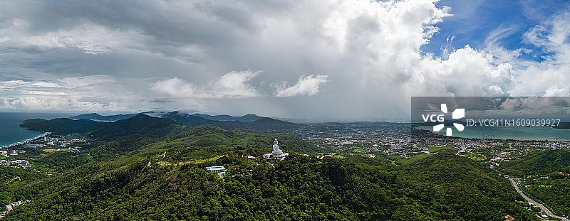 泰国普吉岛大佛的航拍全景，俯瞰大海、城市和群山图片素材