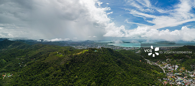 泰国普吉岛大佛的航拍全景，俯瞰大海、城市和群山图片素材