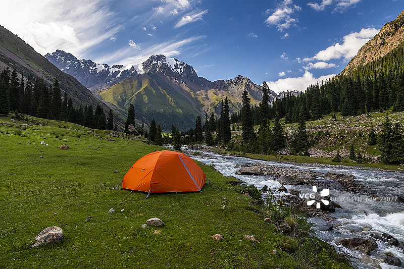 山地背景上的橙色帐篷图片素材