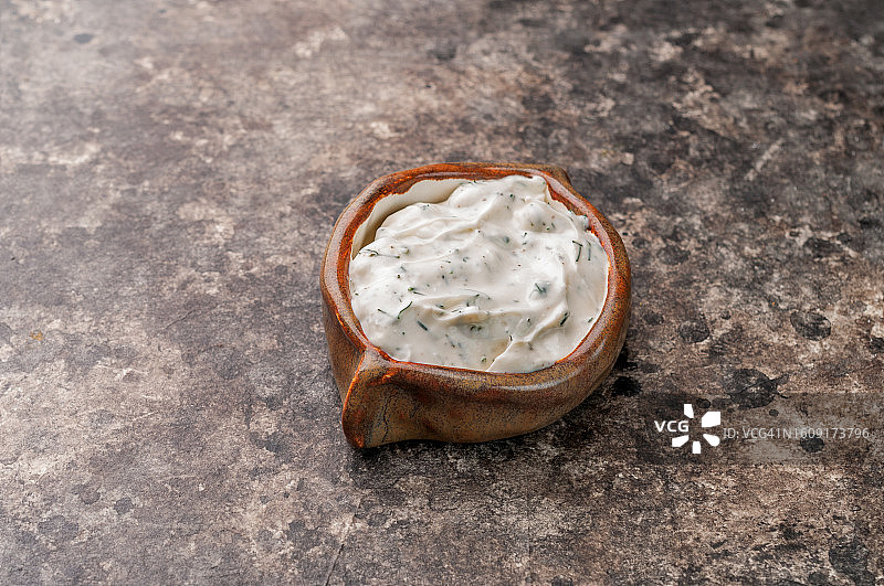 灰色背景上的奶油蒜蓉酱图片素材