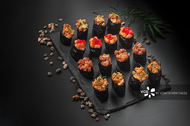 军舰寿司黑色背景套装图片素材