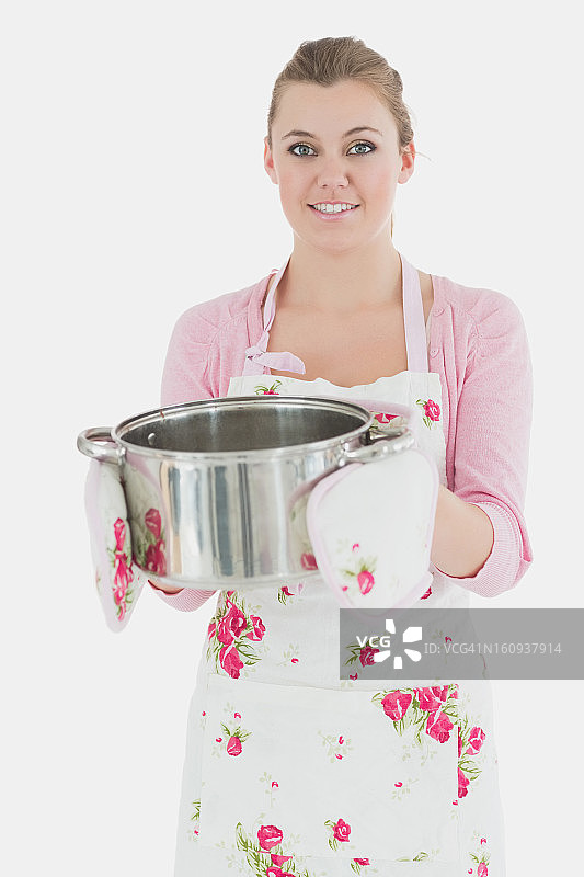 年轻的女保洁员和炊具的肖像图片素材