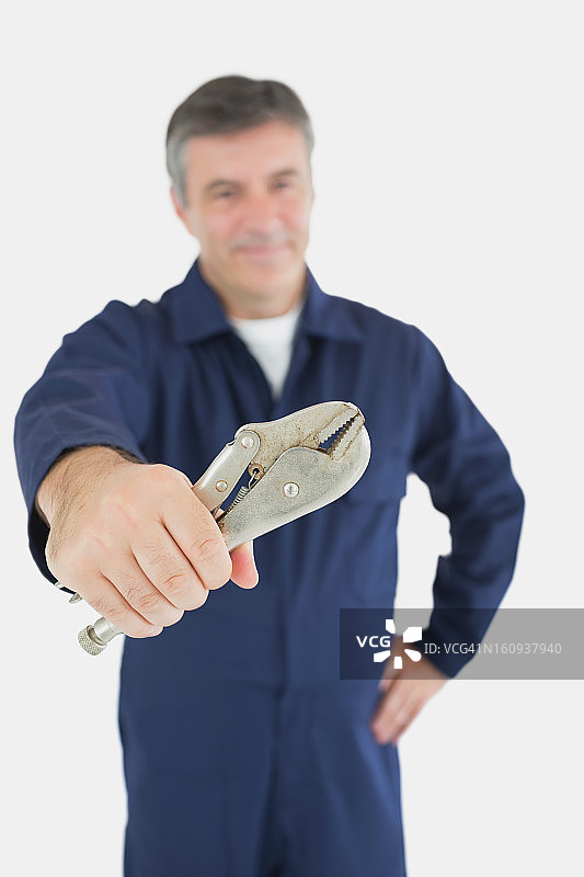 男机械师手持虎钳图片素材