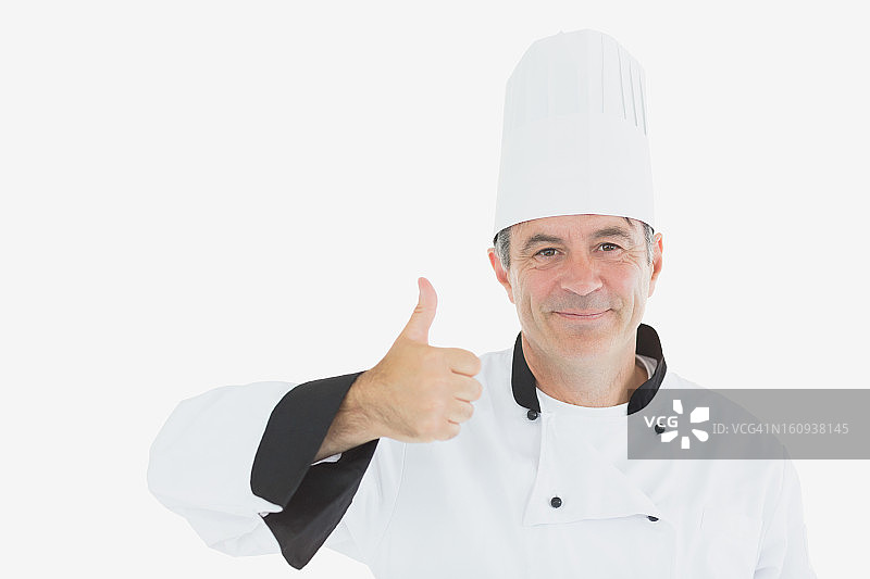 穿着制服，竖起大拇指的年长的厨师图片素材