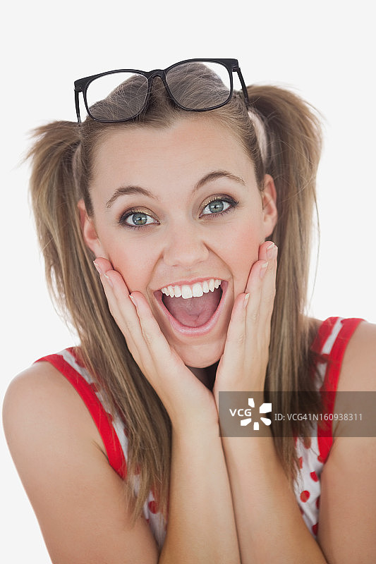 惊讶的年轻女人双手捂脸图片素材