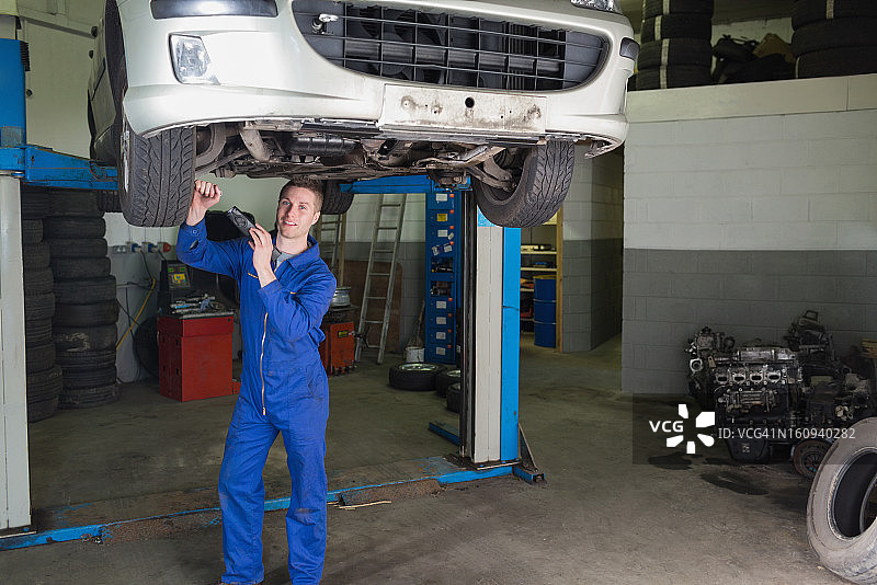 在高架车下工作的技工图片素材