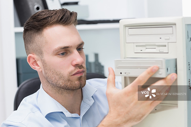 电脑工程师安装光驱图片素材