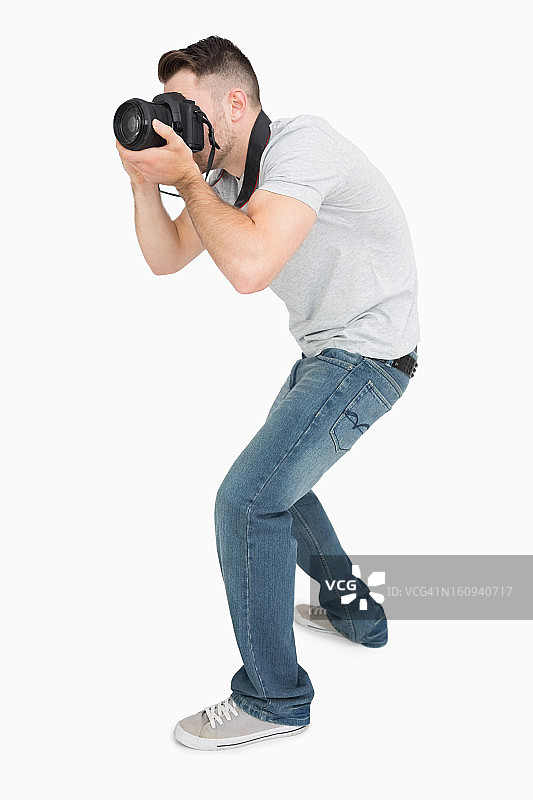 拿着照相机的年轻男摄影师图片素材