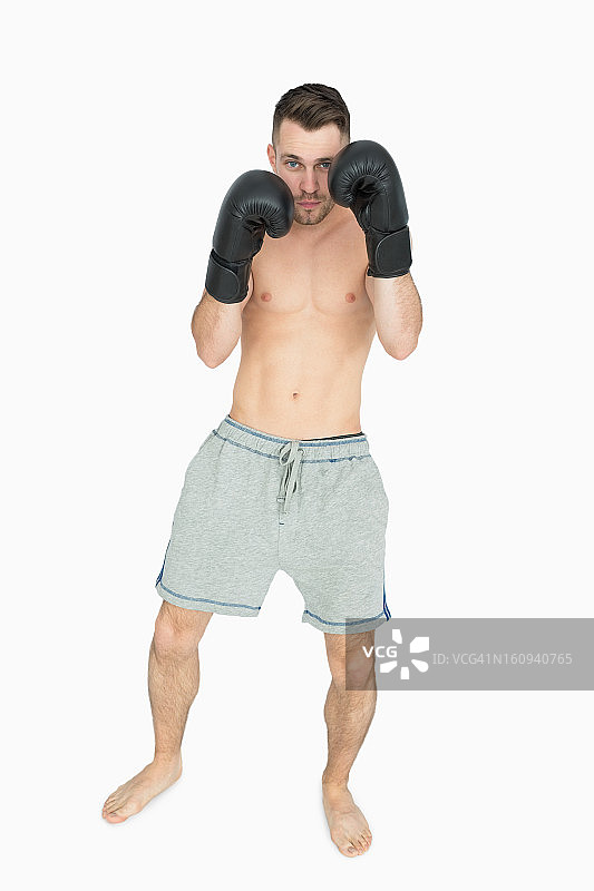 赤膊年轻拳击手穿短裤图片素材
