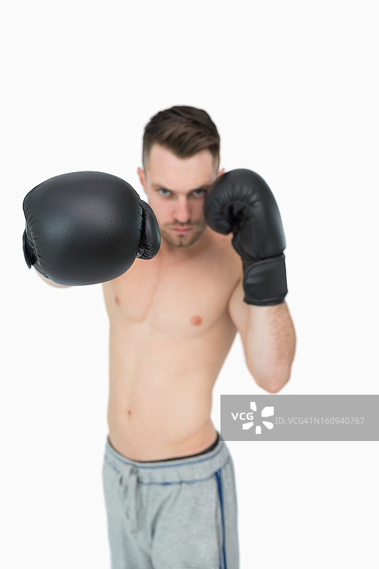 年轻男拳击手挥拳肖像图片素材