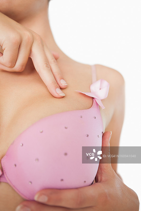 女人进行乳房自检的超近距离特写图片素材