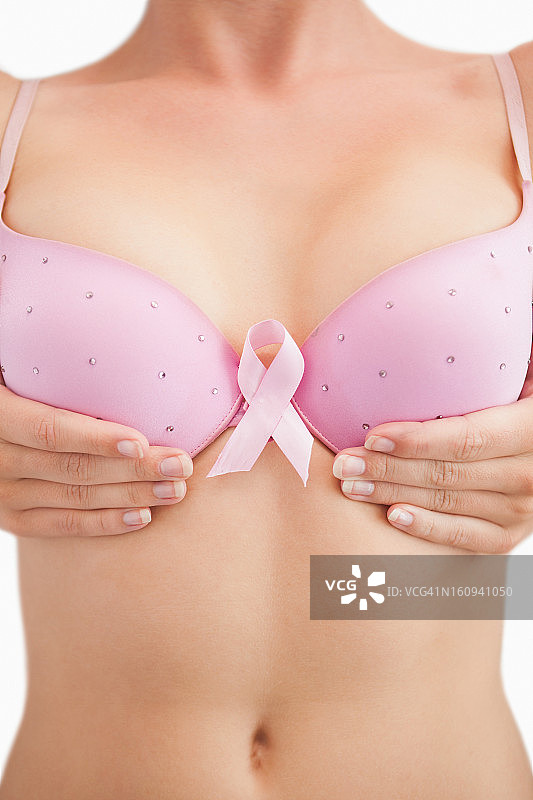 戴着乳腺癌宣传丝带的女人图片素材