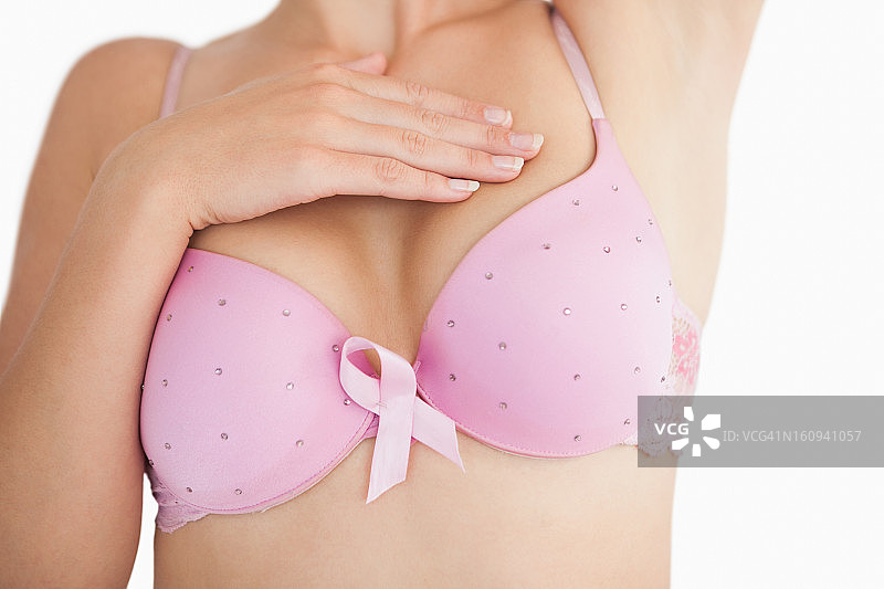 系着乳腺癌防治丝带的女子图片素材