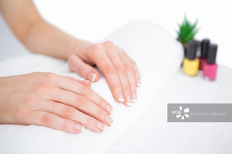 法式美甲手指和指甲油瓶图片素材