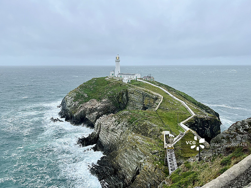 霍利黑德安格尔西岛南栈灯塔，威尔士，多云有风图片素材