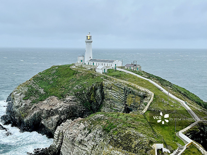 霍利黑德安格尔西岛南栈灯塔，威尔士，多云有风图片素材