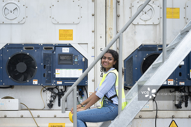 女工程师工作中稍作休息图片素材