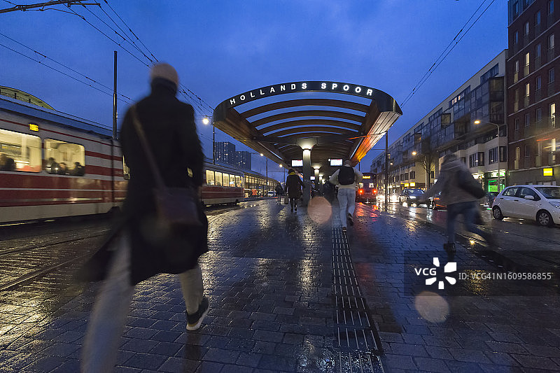 在荷兰斯普尔车站奔跑着赶有轨电车的人们图片素材