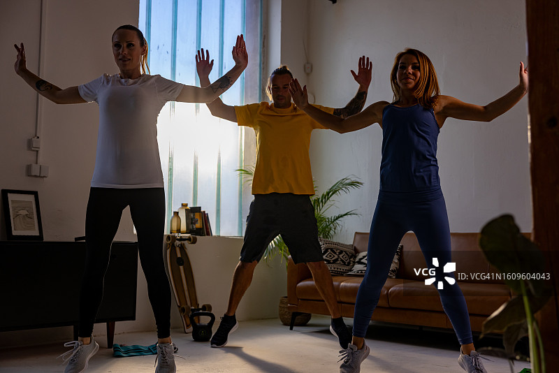 朋友们在客厅一起做运动图片素材