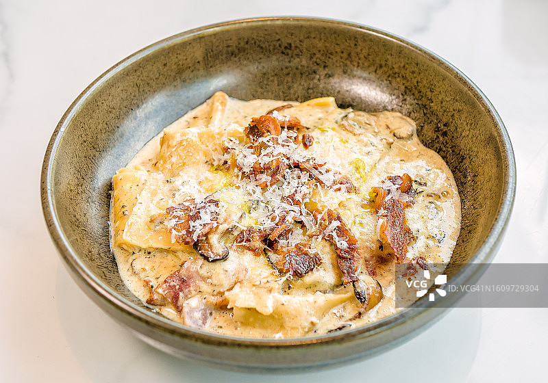 意式宽面配奶酪酱、松露油、培根和什锦蘑菇图片素材